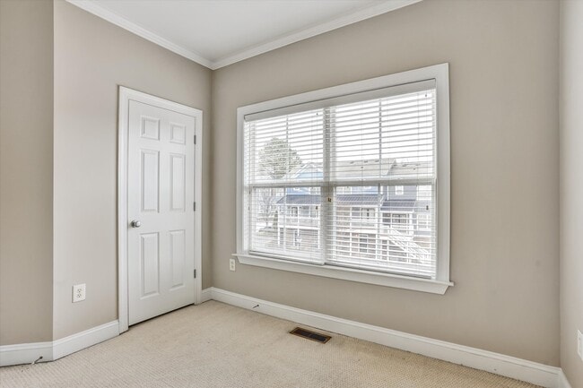 Building Photo - 324 Carlyle Park Dr