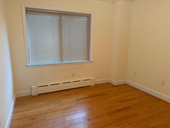 Building Photo - 1357 Kew Ave