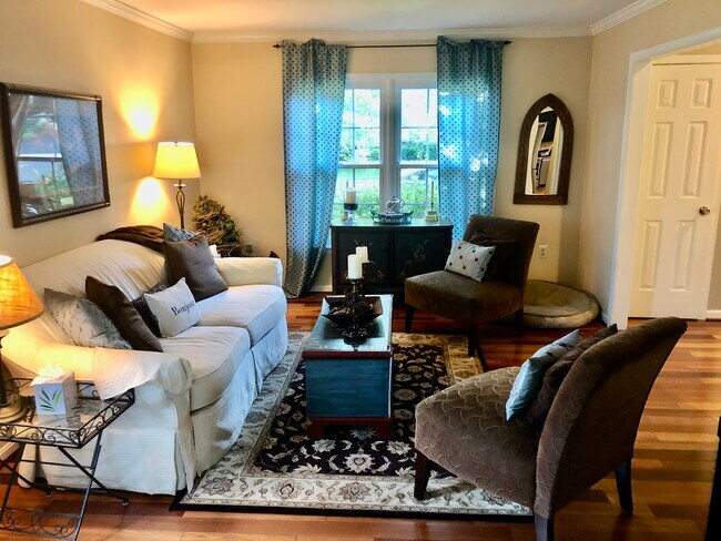 Formal living room - 120 Connemara Dr