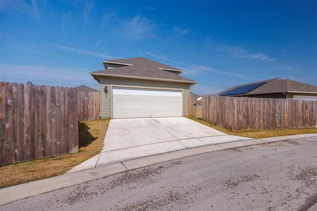 Building Photo - 202 Fairmeadow Downs Dr