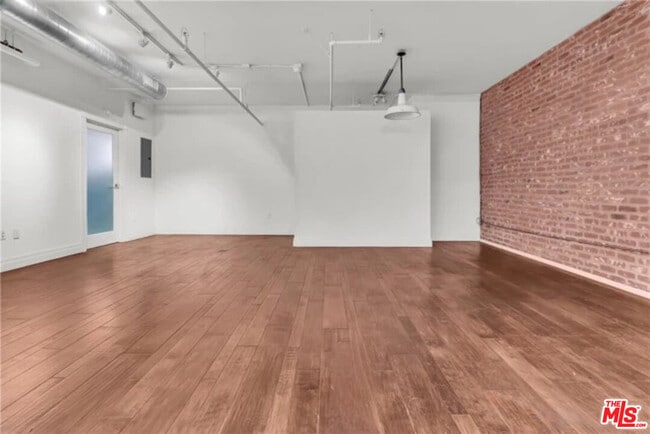 Building Photo - 510 S Hewitt St