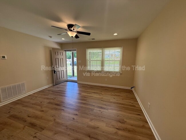 Building Photo - 5208 Larkspur Dr