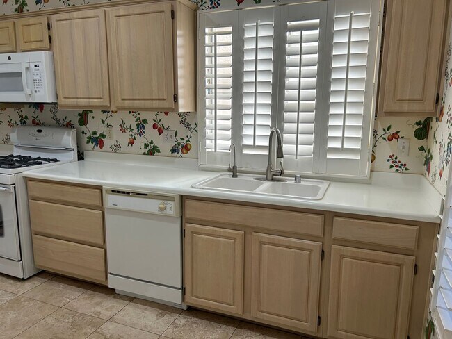 Building Photo - 2 story townhome in Seven Hills