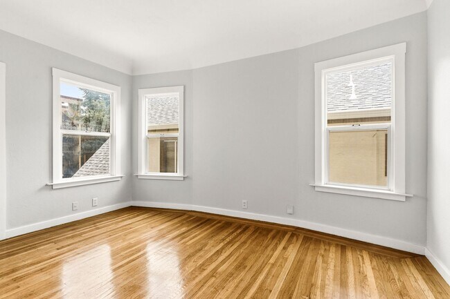 Building Photo - Fully Renovated 2 Bed, 1 Bath Oakland Home with In-Unit Laundry