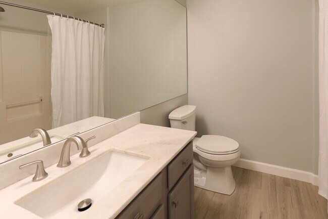 Building Photo - Beautiful 2 Bedroom With 2 Car Garage Summ...