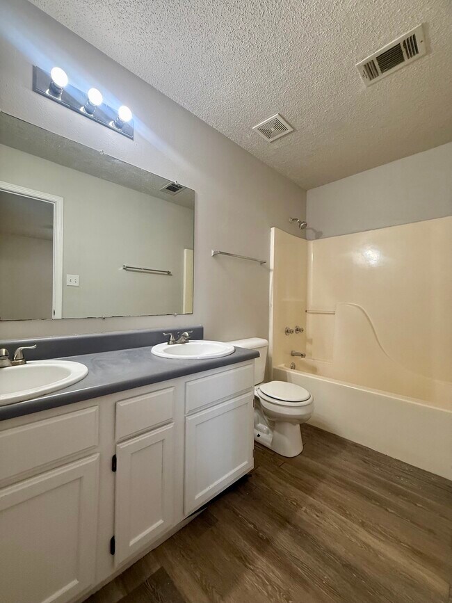 Building Photo - 13907 Rockinghorse Ln
