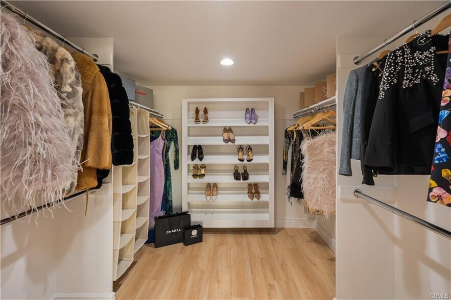 Building Photo - 2019 Sunset Plaza Dr