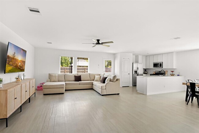 Building Photo - 21027 Santopadre St