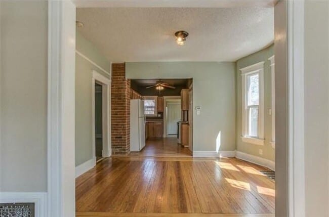 Building Photo - Big Character. Smart Size. Walk to Switchback.