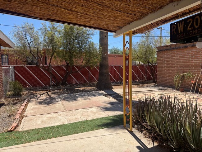 Building Photo - ALL UTILITIES INCLUDED Colorful & Eclectic 2 Bed / 1 Bath Home Near U of A