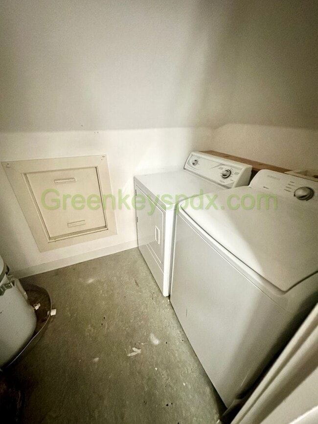 Building Photo - Gorgeous 1 Bedroom 1 Bath Top Floor Unit i...