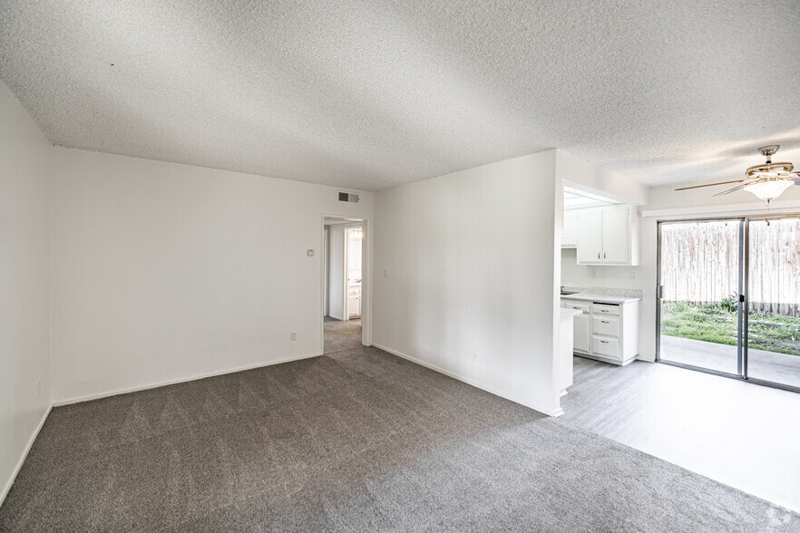 2BR, 2BA - 950SF - Living Room - Kimberly Arms