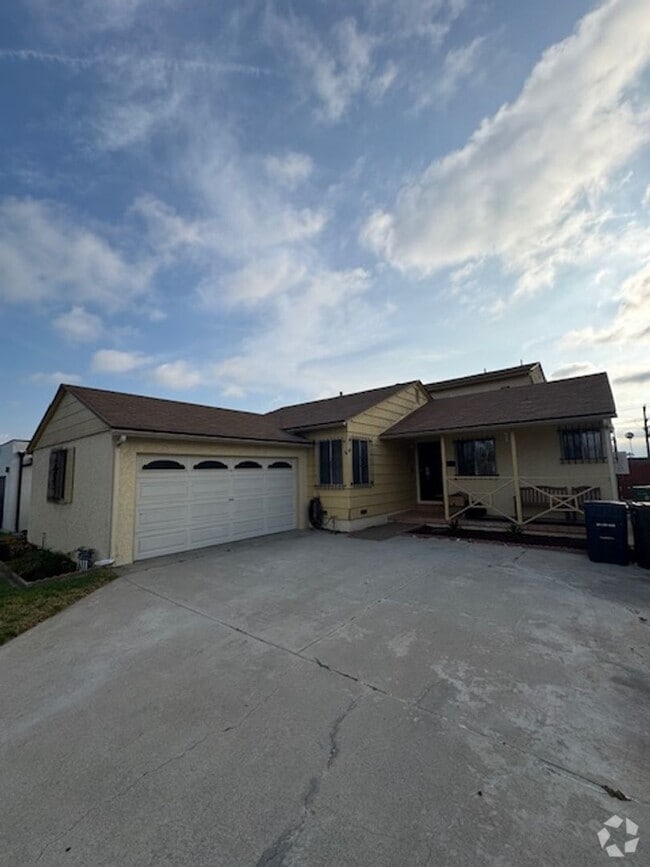Building Photo - Charming 4bd 3ba House with backyard