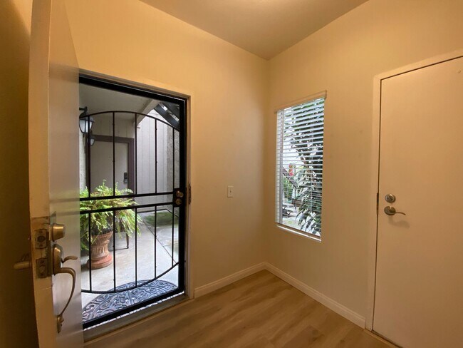 Building Photo - Spacious 2 Bedroom/ 2 Bath in the Highly D...