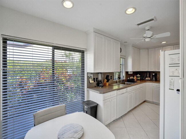 Building Photo - 8511 Casa Del Lago