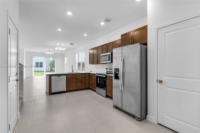 Building Photo - 615 NE 1st Ave