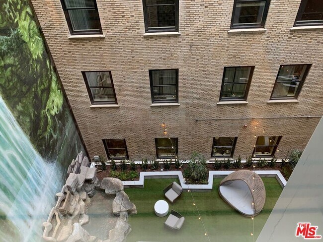 Building Photo - 727 W 7th St
