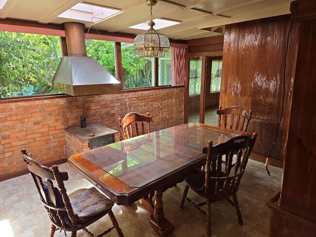 Building Photo - Spacious 4-bedroom family home features ga...