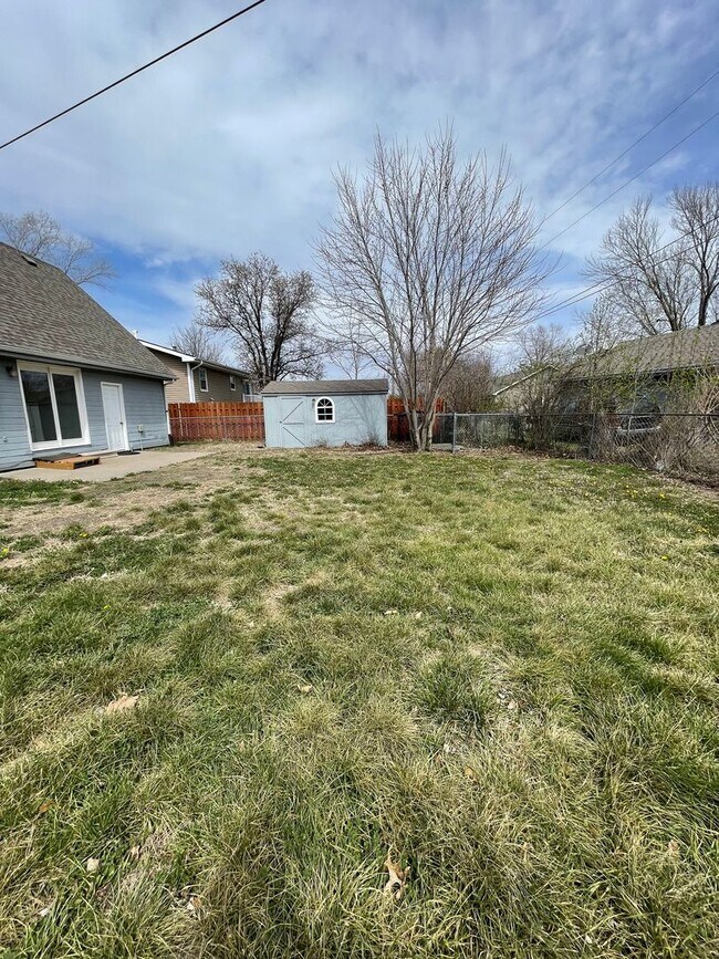 Building Photo - GREAT FAMILY HOME! FULLY FENCED YARD!