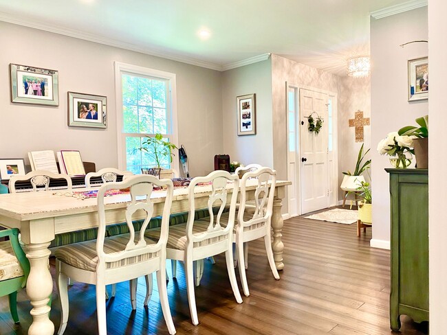 Building Photo - Amazing 4 Bedroom 2 Bathroom! Large Lot!  ...