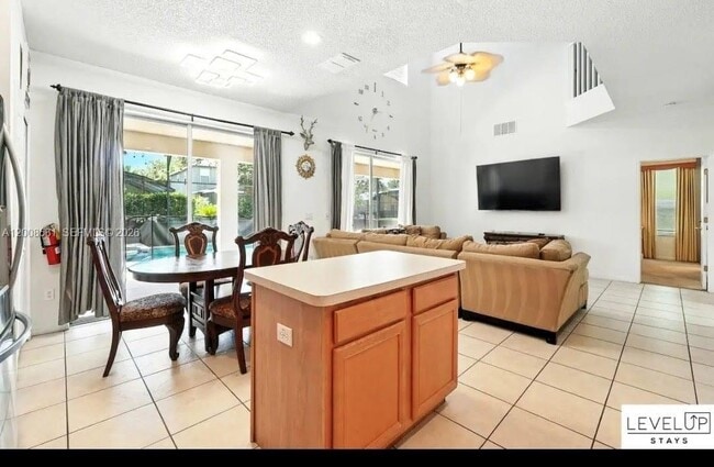 Building Photo - 8520 Sunrise Key Dr