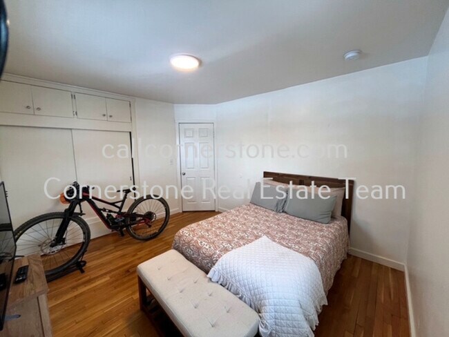 Building Photo - 604 W Brookside St