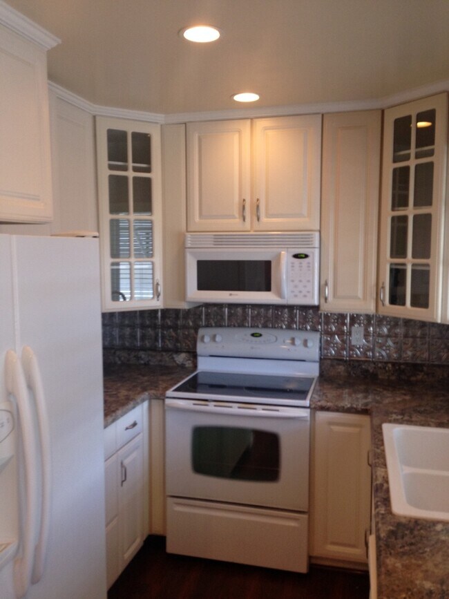 Building Photo - Holladay T/Home in Beautiful Garden Setting