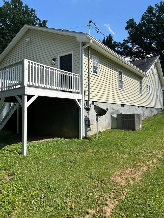 Building Photo - 511 Mentor St