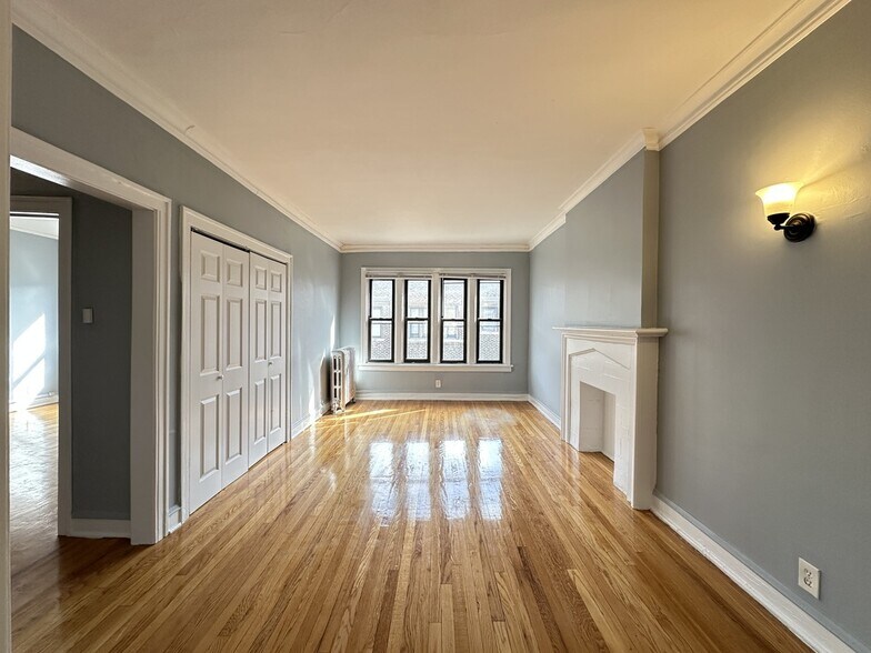 Building Photo - 1323 W Estes Ave