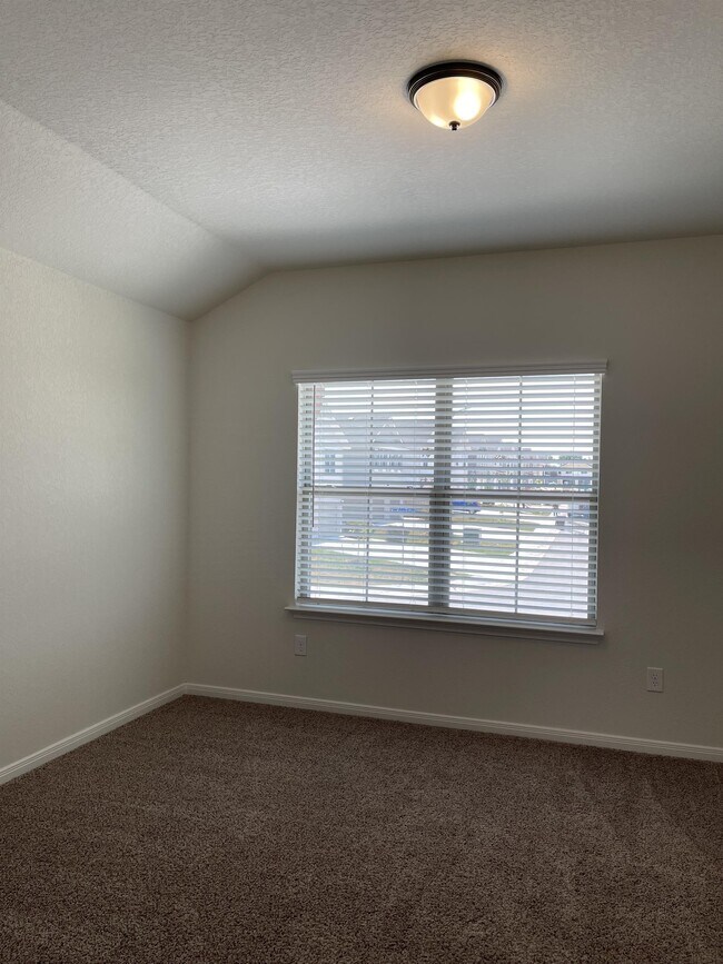 Building Photo - 2202 Sandlewood Cv