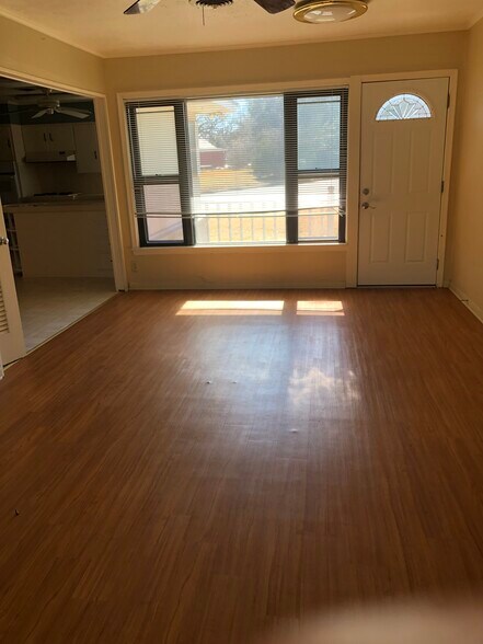 Den - 1529 Woodland Dr