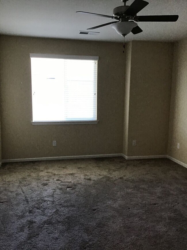 Building Photo - Luxury Living Awaits: Spacious Home with G...