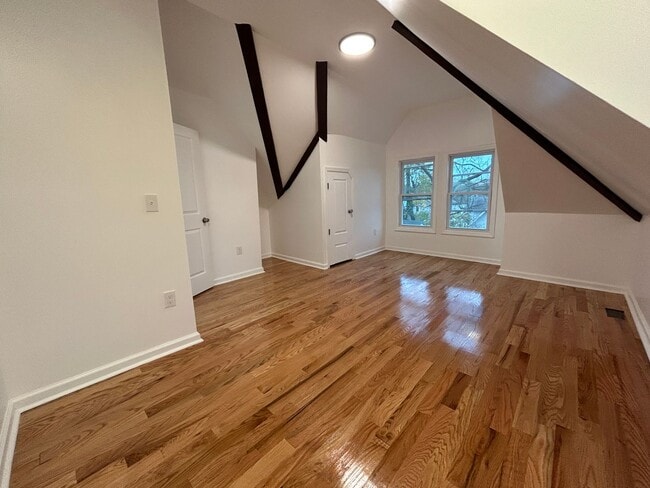 Building Photo - Stunning 5-Bedroom Home