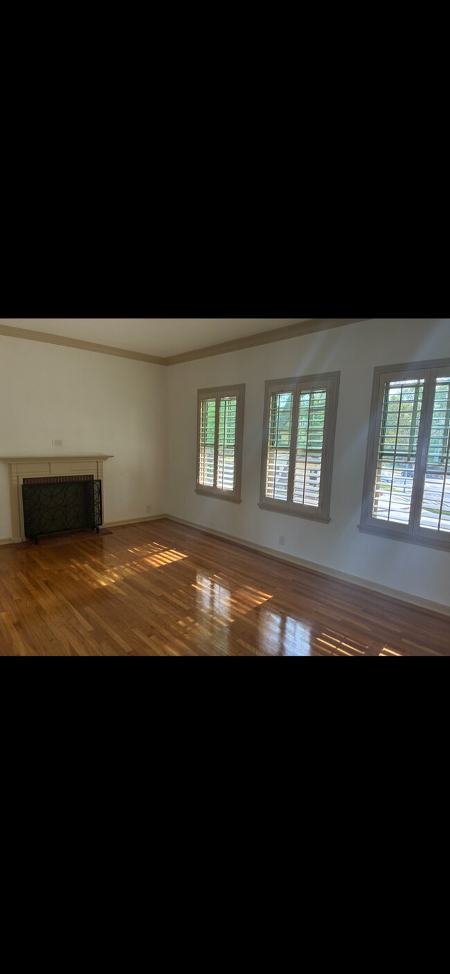 Building Photo - 4302 1/2 10th Ave