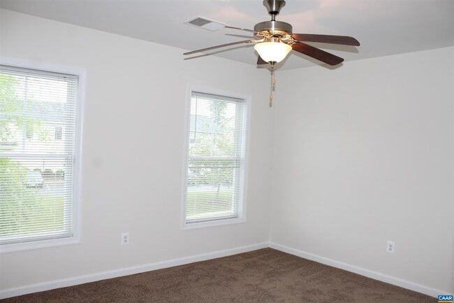 Building Photo - Two story townhouse w/ 3 bedrooms,2.5 baths