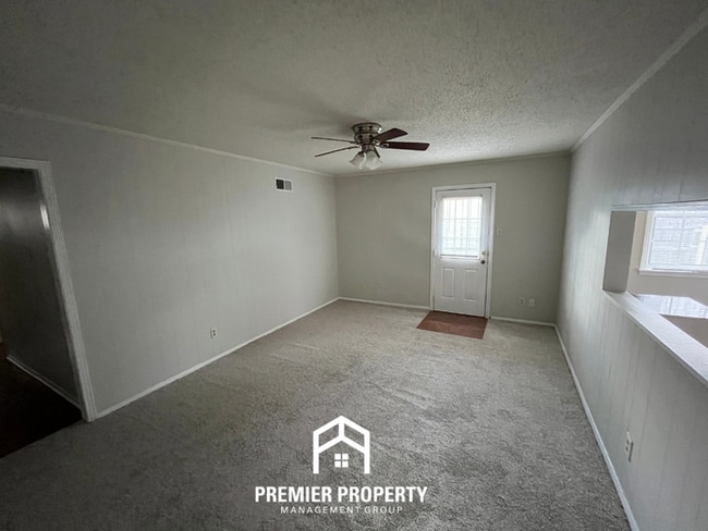 Building Photo - Spacious 3BR Memphis Home with Hardwood Floors, Dual Dining Areas & Fenced Yard