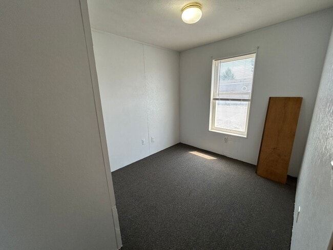 Building Photo - 3 Bedroom 2 Bath Trailer for Rent