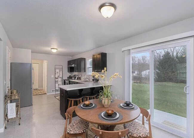 Building Photo - Newer 4 Bedroom Condo in Tiburon for Lease!