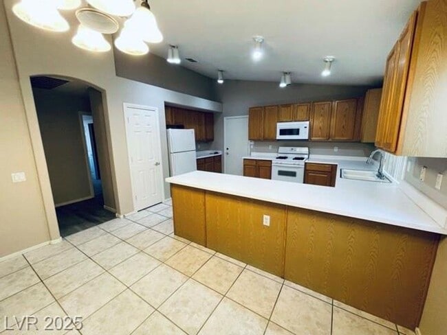 Building Photo - WONDERFUL SINGLE STORY 3 BED 2 BATH HOME I...