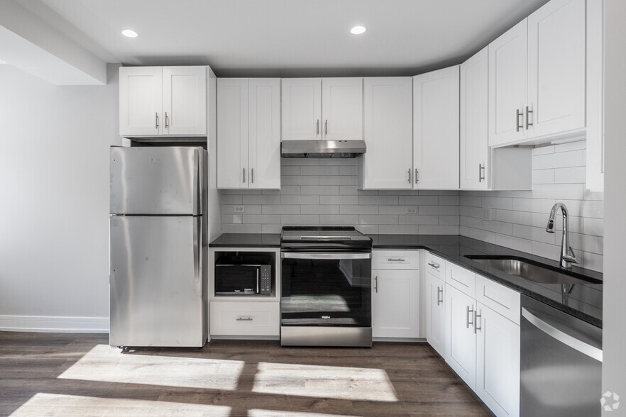 Studio, 1BA - 460SF - Kitchen - 1710 W Lunt