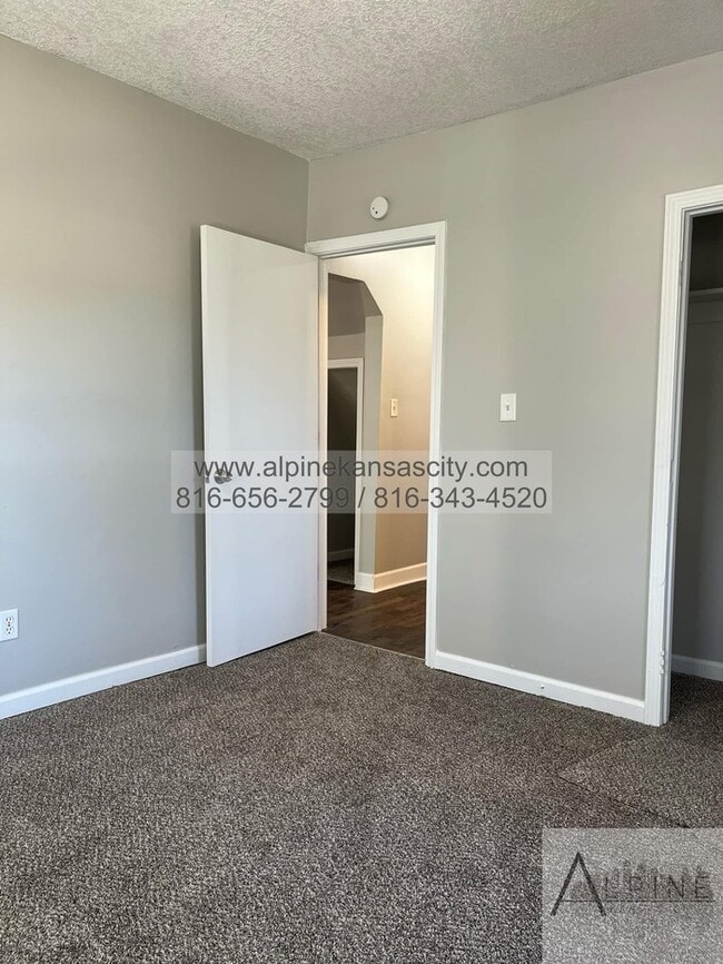 Building Photo - Spacious Upstairs Loft with Bathroom!