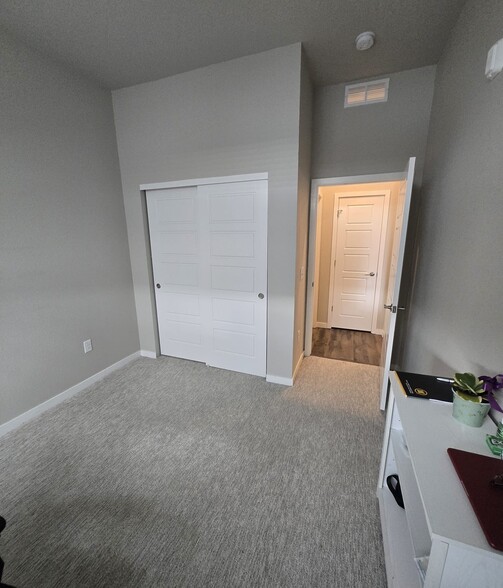 Guest bed room - 420 E Fremont Pl