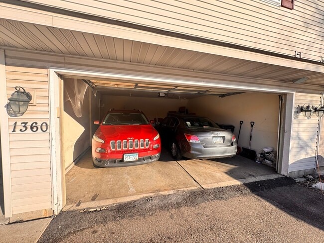 Building Photo - Gorgeous 3 Bedroom, 2 Full Bathroom Townhome in Desirable Location