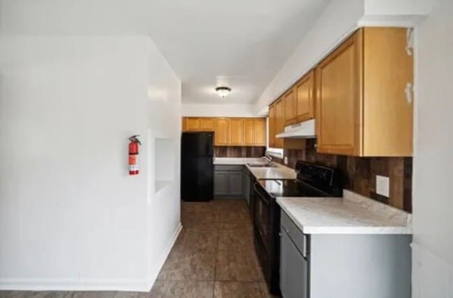 Building Photo - 4 Bedrooms 2 Bathroom