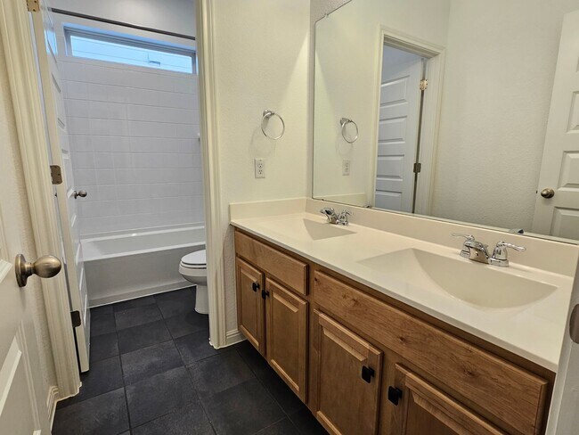 Building Photo - Beautiful 3 Bed / 3 Bath Home in North Lea...