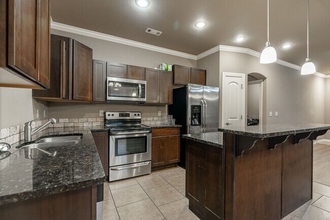 Building Photo - Beautiful 3-bedroom 2 bath Home in Fayetteville!! New Vinyl Plank Floors!