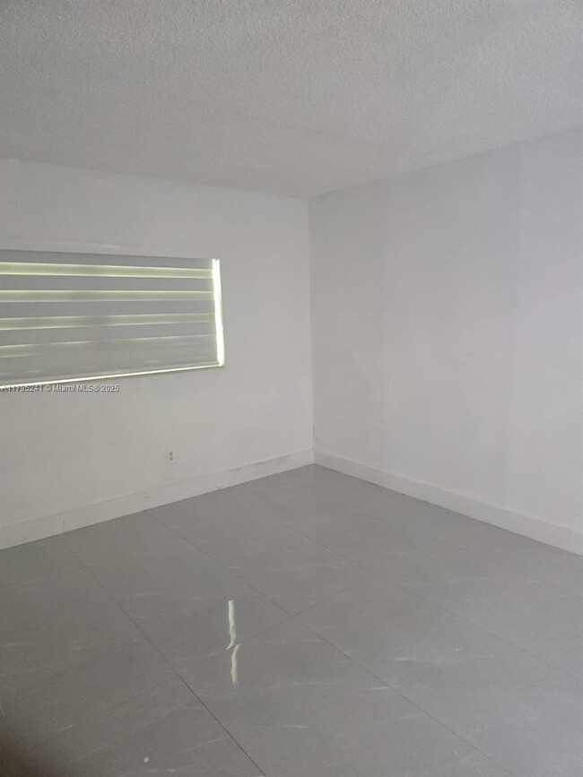 Building Photo - 9373 Fontainebleau Blvd
