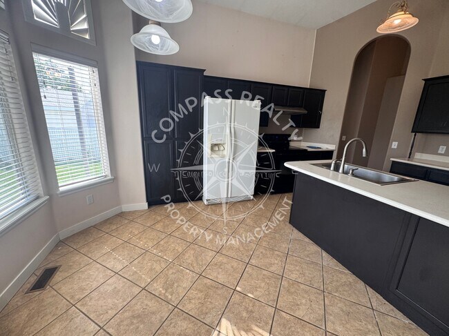 Building Photo - 372 E Angus Cv