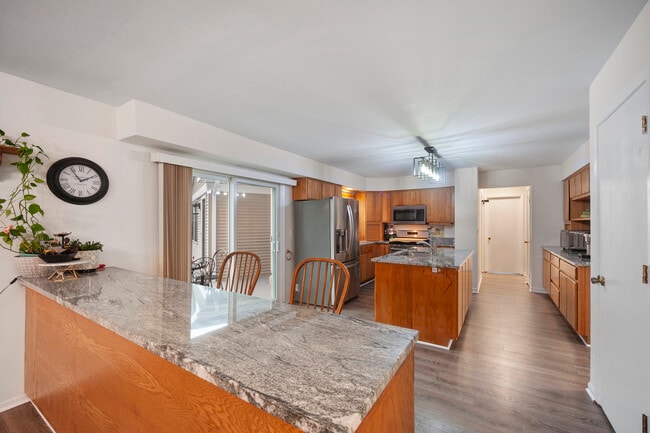 Building Photo - 8 Hampton Ct