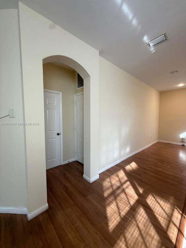 Building Photo - 448 NE 21st Ave